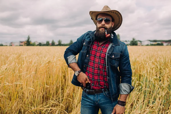 Alandaki sakallı adam