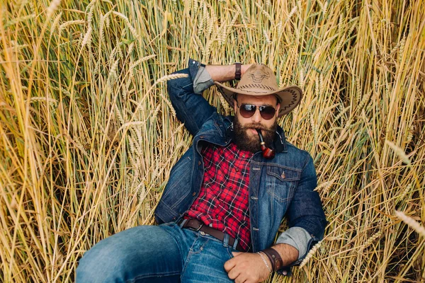 Uomo barbuto in campo — Foto Stock