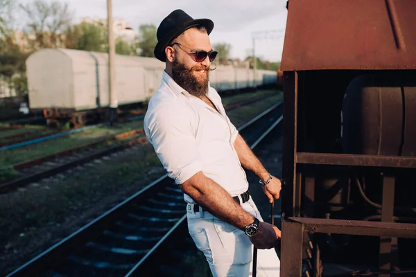 Barbudo hombre por la carreta — Foto de Stock