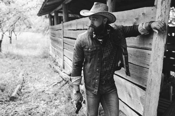 Cowboy barbuto con pistola — Foto Stock