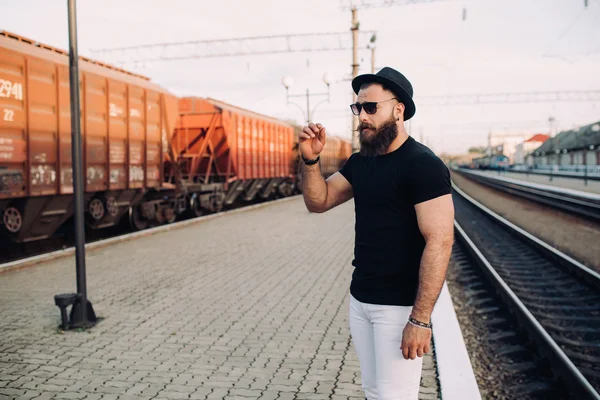 Бородатий чоловік на залізничній станції — стокове фото