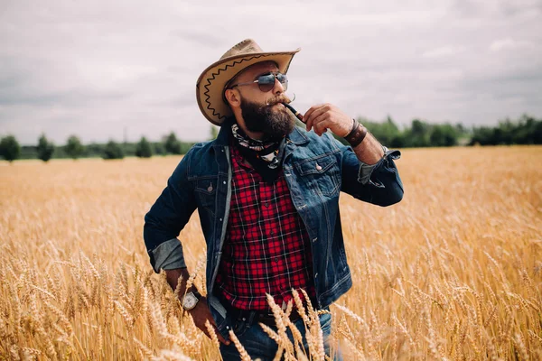 Hombre barbudo en el campo — Foto de Stock