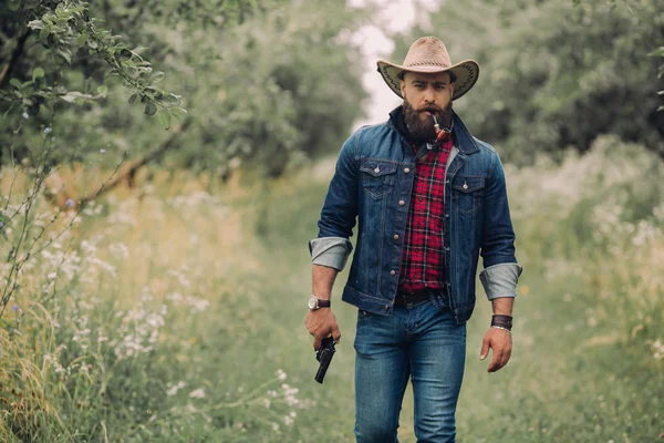 Bearded man in with gun — Stock Photo, Image