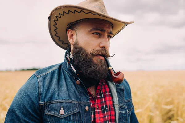 Alandaki sakallı adam