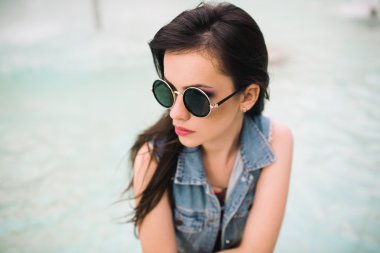 güzel bir genç kadın hippi