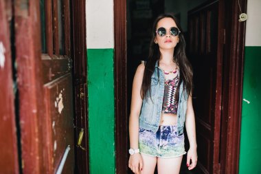 Genç kadın hippi eski kapı tarafından