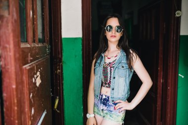 Genç kadın hippi eski kapı tarafından