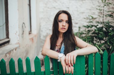 Genç kadın hippi eski bina tarafından