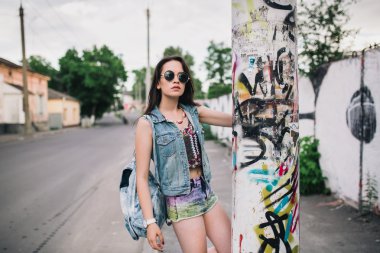 güzel bir genç kadın hippi