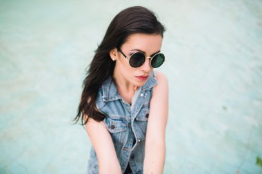 güzel bir genç kadın hippi