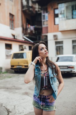 Genç kadın hippi eski bina tarafından