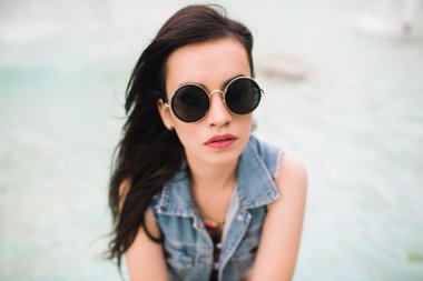 güzel bir genç kadın hippi