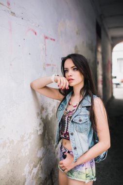 güzel bir genç kadın hippi 