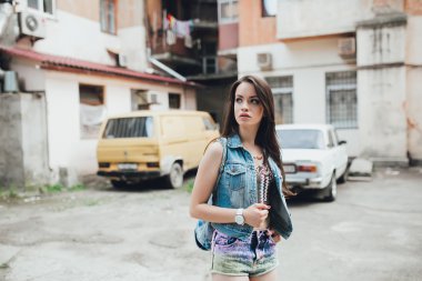 Genç kadın hippi eski bina tarafından