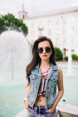 güzel bir genç kadın hippi