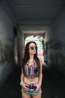 güzel bir genç kadın hippi 