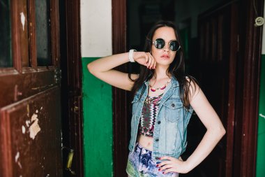 Genç kadın hippi eski kapı tarafından