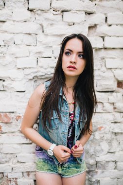 Genç kadın hippi eski duvar tarafından