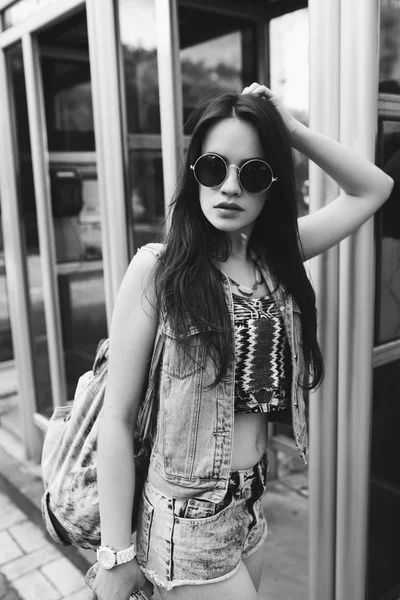 Jonge vrouw hippie in stad — Stockfoto