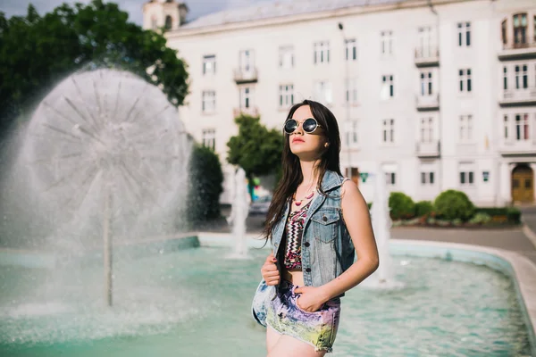 Mujer joven hippie cerca de la fuente — Foto de Stock