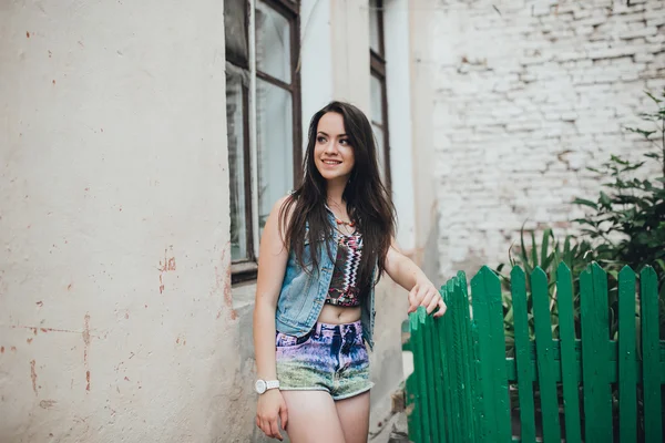 Jovem hippie mulher por edifício velho — Fotografia de Stock