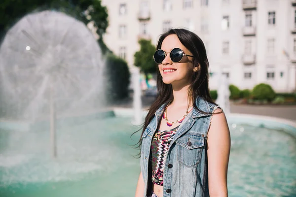 Jonge vrouw hippie in de buurt van fontein — Stockfoto