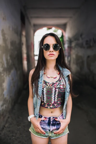 Mooie jonge vrouw hippie — Stockfoto