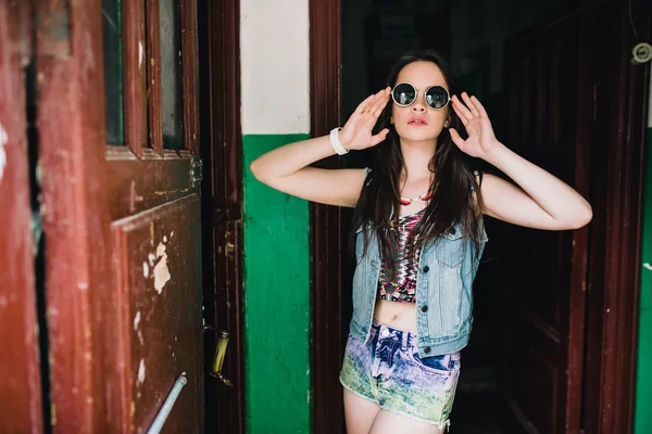 Jovem hippie mulher pela porta velha — Fotografia de Stock