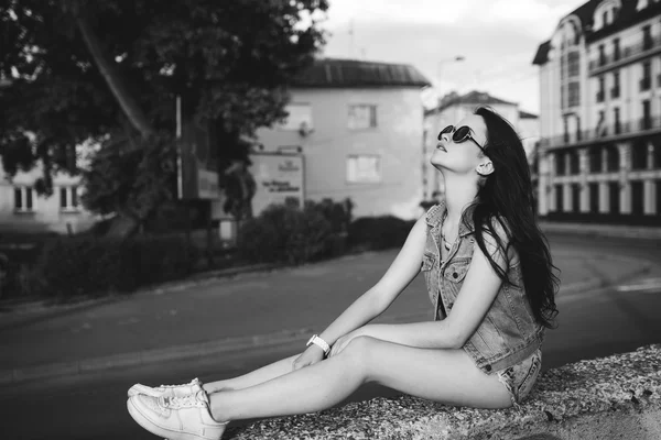 Genç kadın hippi eski bina tarafından — Stok fotoğraf