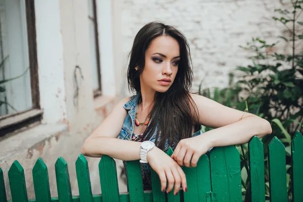 Genç kadın hippi eski bina tarafından