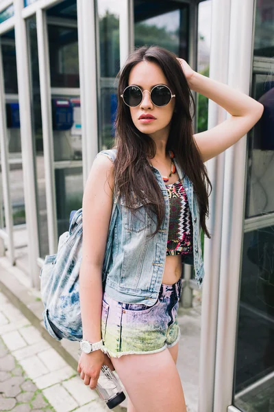 Mujer joven hippie en la ciudad — Foto de Stock