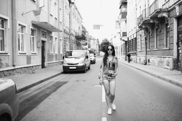 Ung kvinna hippie i city — Stockfoto