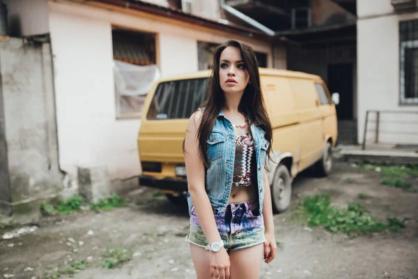 Mujer joven hippie por viejo edificio —  Fotos de Stock