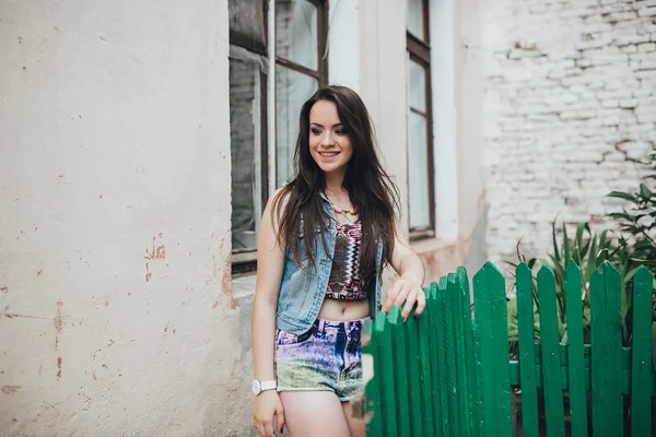 Jovem hippie mulher por edifício velho — Fotografia de Stock