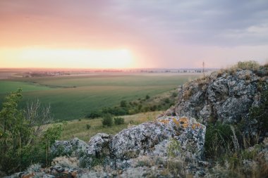 dağlarda doğal günbatımı