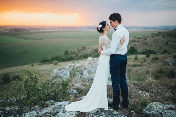 Schönes Paar auf einem Hochzeitsspaziergang — Stockfoto