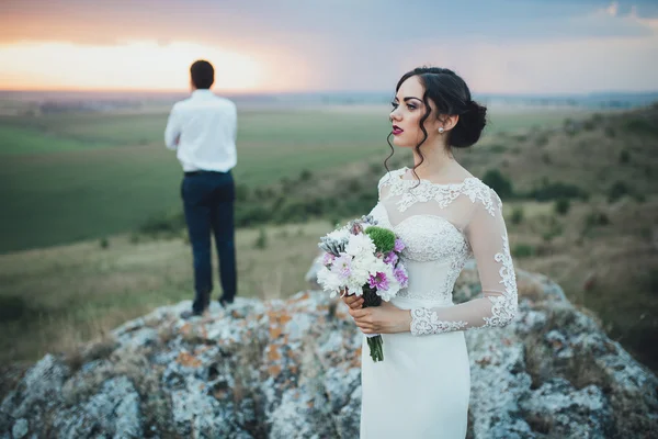 Hermosa pareja en un paseo de bodas — Foto de Stock