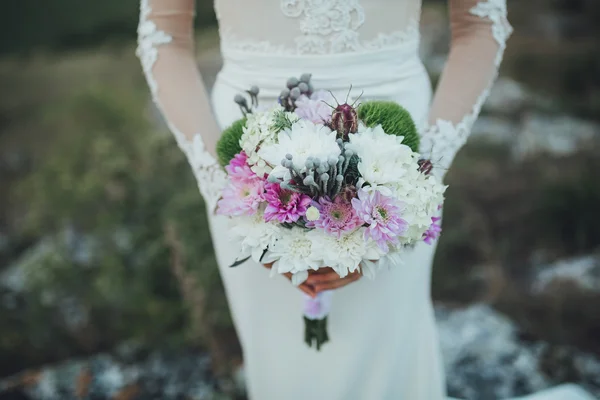 Noiva com buquê de casamento — Fotografia de Stock