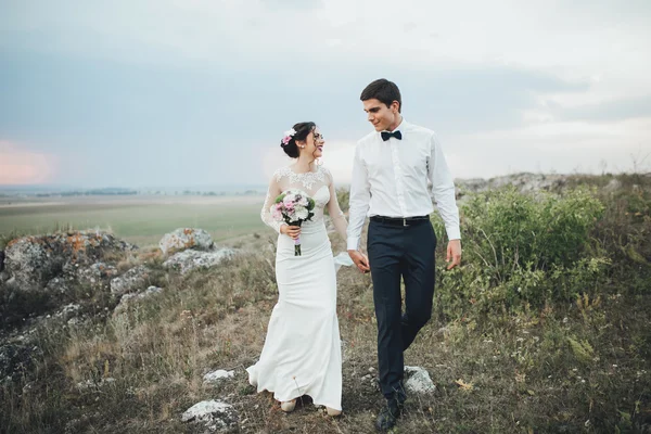 Beau couple sur une promenade de mariage — Photo