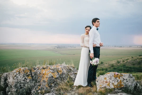 Hermosa pareja en un paseo de bodas —  Fotos de Stock