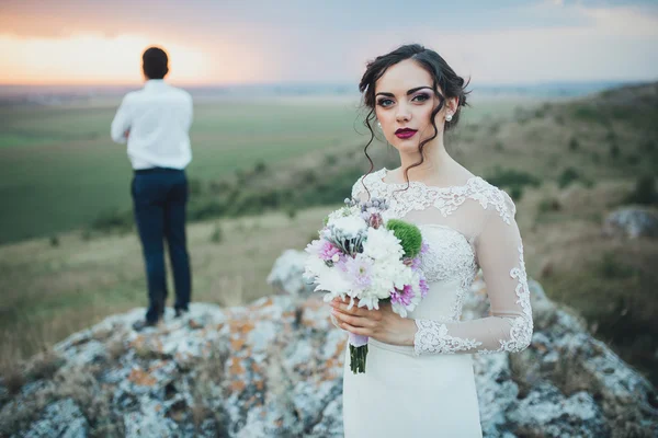 結婚式で美しいカップルを歩く — ストック写真