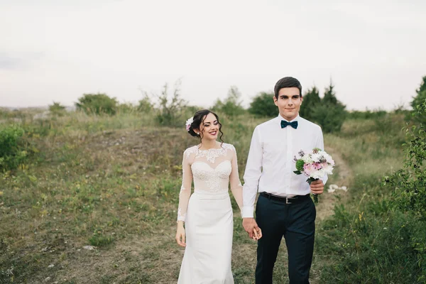 Beau couple sur une promenade de mariage — Photo