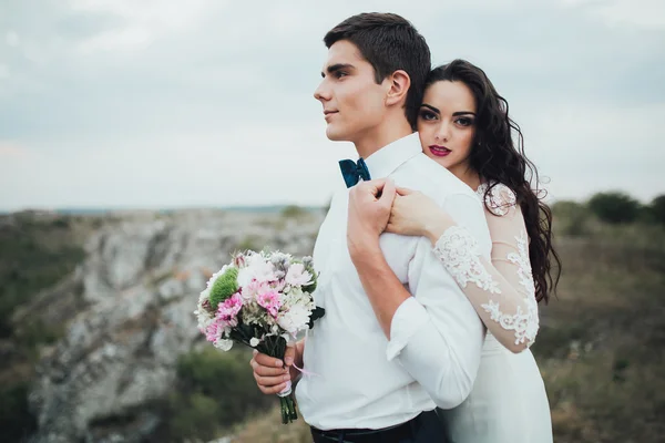 결혼식에 아름 다운 커플 도보 — 스톡 사진