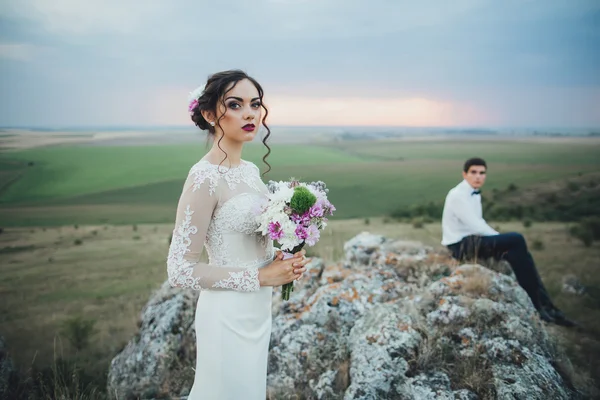 Belo casal em uma caminhada de casamento — Fotografia de Stock