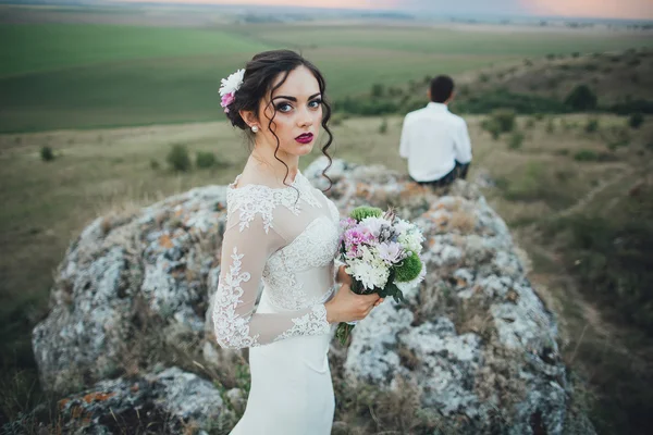 Beautiful couple on a wedding walk — Stock Photo, Image