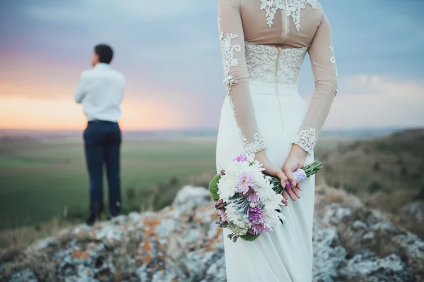 結婚式で美しいカップルを歩く — ストック写真