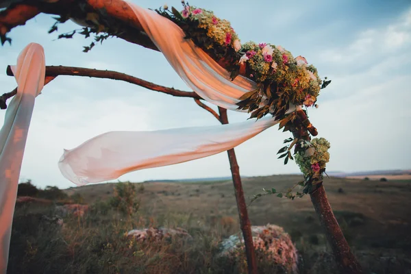 Virágokkal díszített esküvői pergola — Stock Fotó