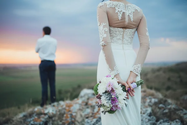 Beau couple sur une promenade de mariage — Photo