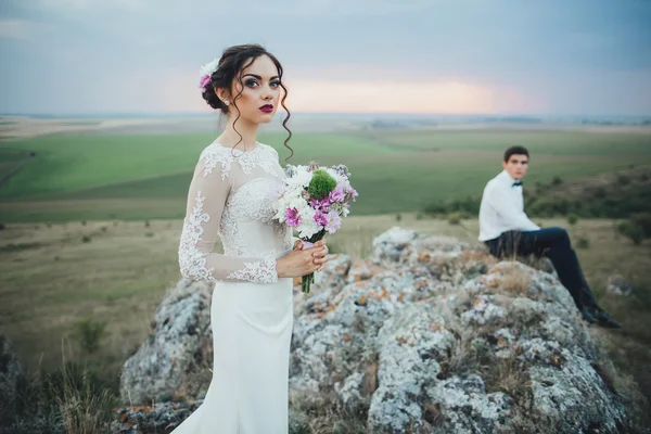 Belo casal em uma caminhada de casamento — Fotografia de Stock