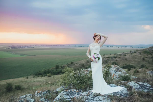Bruid met bruiloft boeket — Stockfoto